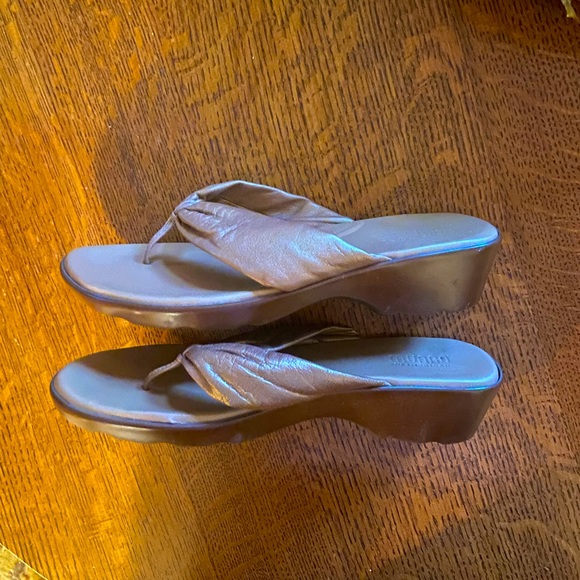 Munro 10WW Metallic Gold Sandals/Flip Flops never worn